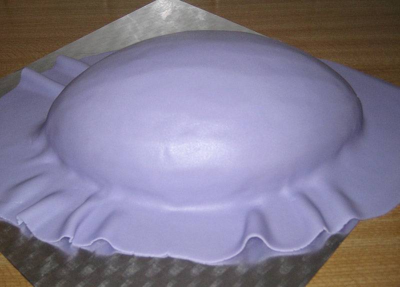 5. Мастику можно приготовить заранее, тогда цвет будет более насыщенный. Раскатать большой пласт довольно тонко и накрыть торт. 