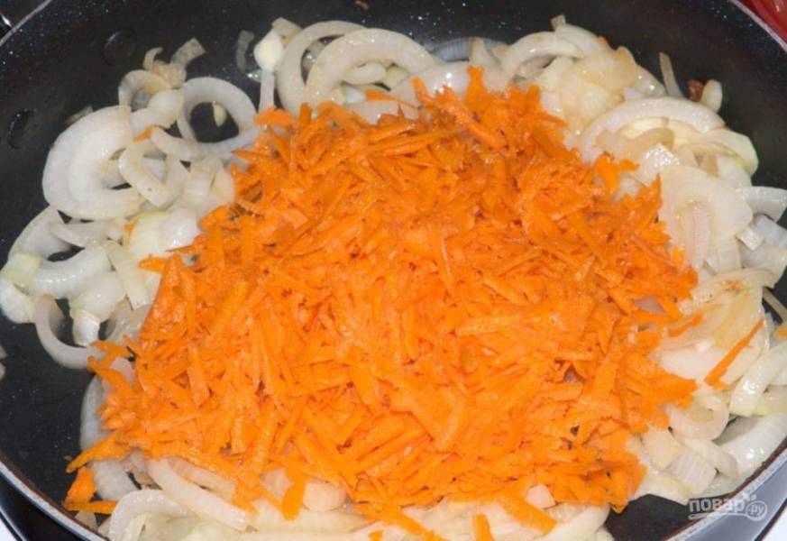 Тем временем на сковороде обжарьте лук до прозрачности, затем добавьте тертую морковь.