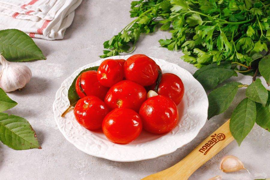 Приготовленные помидоры для подачи извлеките из рассола и выложите на тарелку.