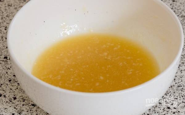 4. Для приготовления соуса соедините растопленное сливочное масло, мед, сок лимона. 