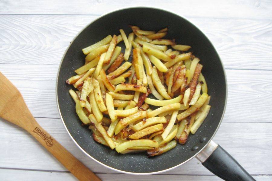 Жарьте картошку с яблоком до готовности.