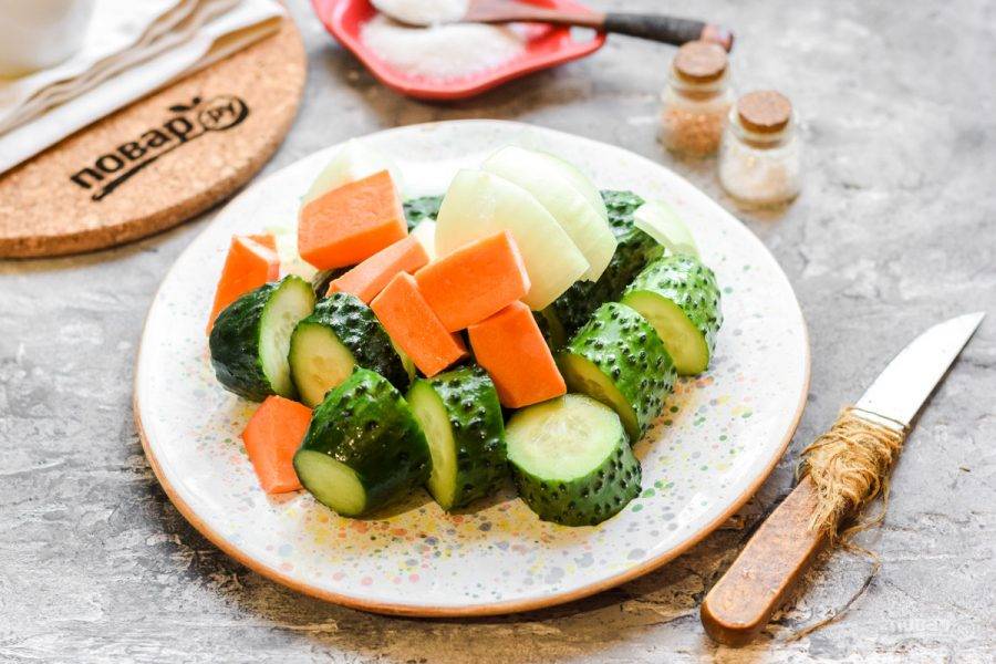 Морковь и лук очистите, сполосните, просушите. Нарежьте овощи крупно.