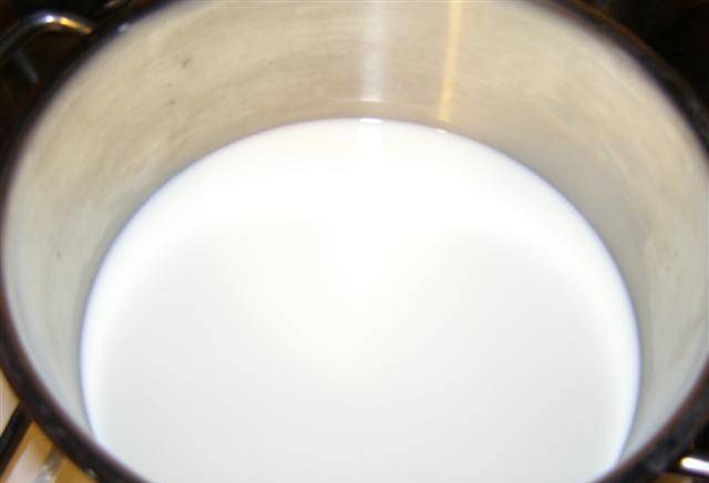 Молоко (600 мл) доведите до кипения, добавьте сахар.