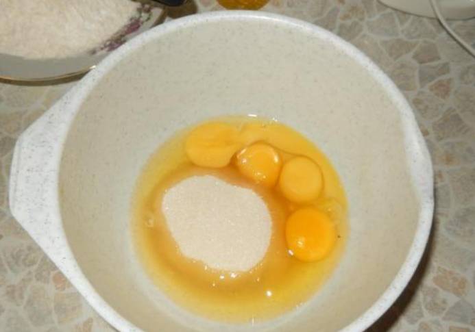 При помощи миксера взбиваем яйца с сахаром и ванилином.
