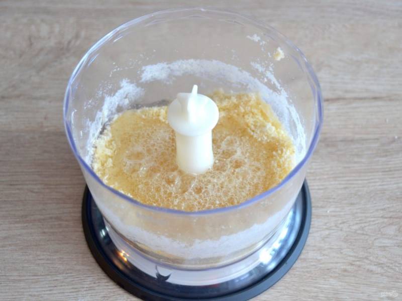 Тонкой струйкой влейте сахарный сироп в блендер, пробейте до "липкой массы". Если марципановая масса недостаточно липкая, можно добавить немного воды. 