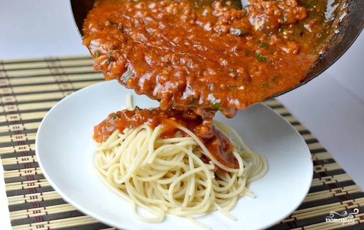 5. Вот и весь секрет, как сделать спагетти с мясом быстро и просто. Подавайте сразу к столу, при желании присыпав тертым сыром. 
