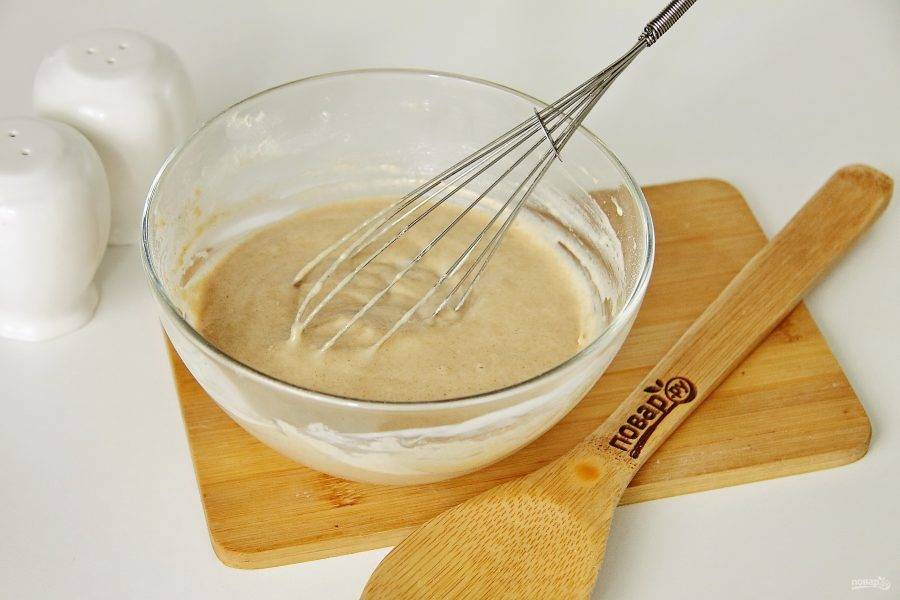 Перемешайте тесто до однородного состояния. Если тесто густоватое, добавьте немного кефира, если жидковатое, то немного муки. По консистенции тесто должно быть как на оладьи.