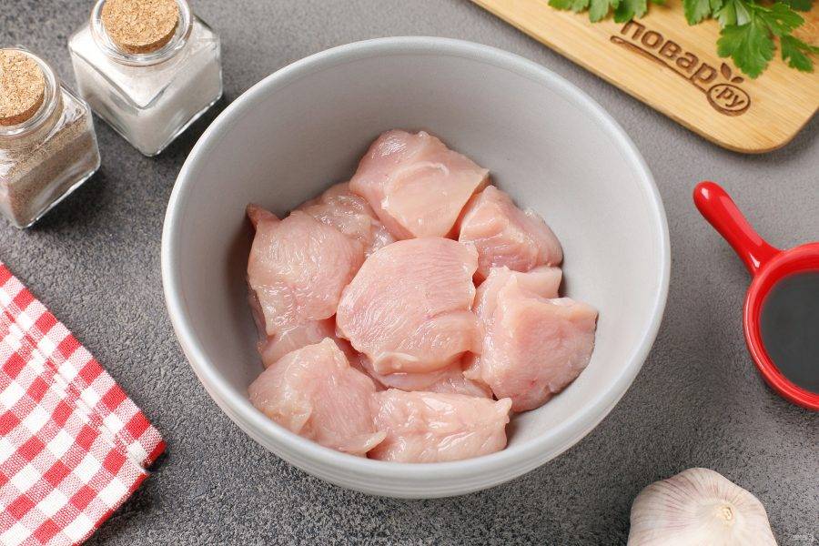 Куриное филе промойте, обсушите и нарежьте порционными кусочками.