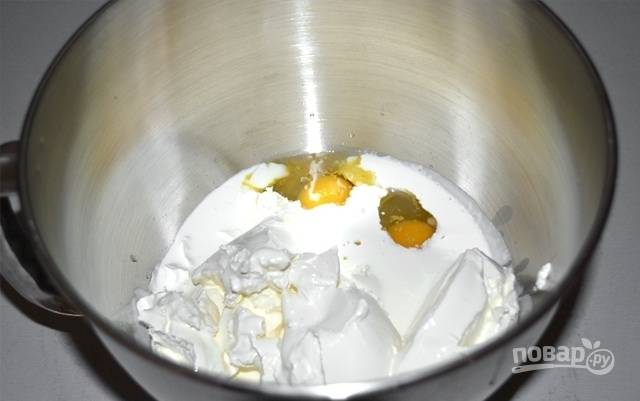 В чашу миксера положите яйца, сахар, тертую лимонную цедру, сливочный сыр, влейте сливки, сок половины лимона и ванильную эссенцию.
