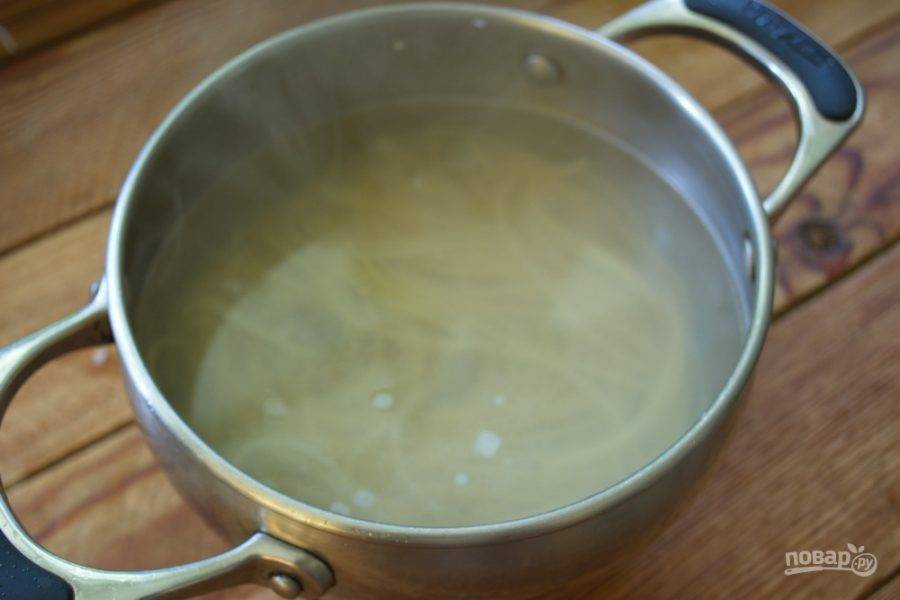 В кипящей воде отварите спагетти до готовности.