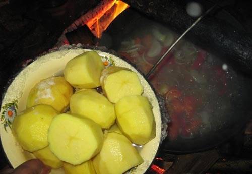 Дайте супу прокипеть 20 минут, после чего добавьте очищенный картофель целиком.