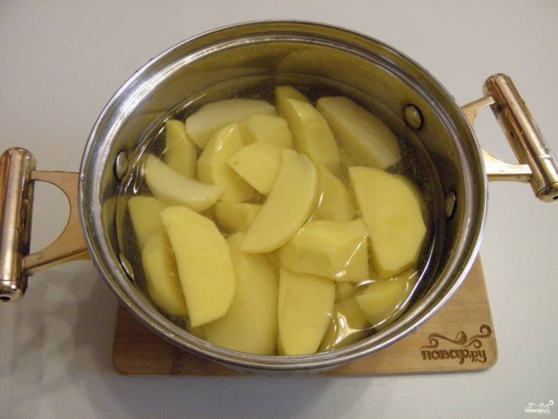 Порежьте крупно картофель, чтобы он не сильно разварился, залейте его холодной водой, посолите и отварите до готовности.