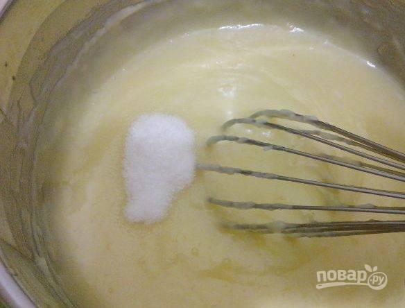 После этого добавьте в крем ванильный сахар. Взбейте его 5-7 минут миксером.