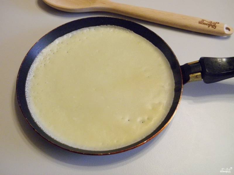 Разогрейте антипригарную сковороду. Перед первым блином можно смазать ее кусочком несоленого сала. Наливайте половником тесто, и жарьте блинчик до румяного цвета.