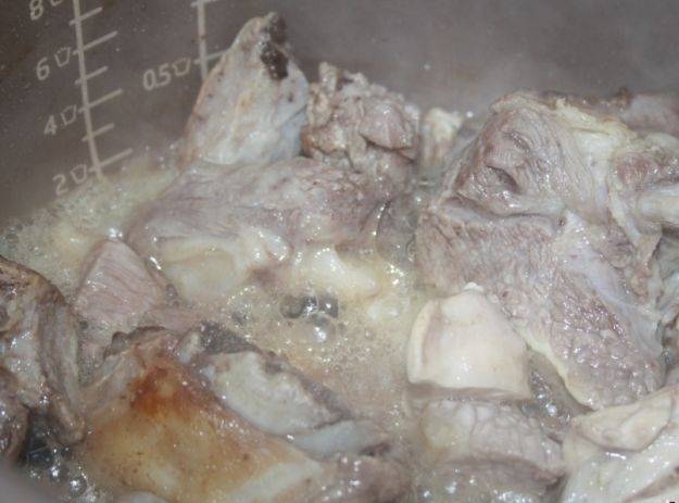 Куриное филе порежьте кусками и обжарьте в чаше мультиварки в режиме «Жарка». Можно добавить немного животного жира.