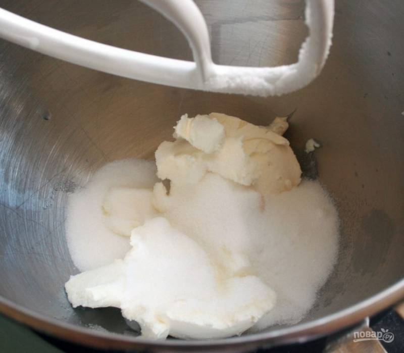6.	В другую чашу миксера выложите сливочный сыр, выложите к нему сахар, желток.