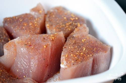 3. Выложите кусочки рыбы в жаропрочную форму и присыпьте специями. Не рекомендую использовать для филе тунца много приправ, чтобы не перебить нежный вкус рыбы. 