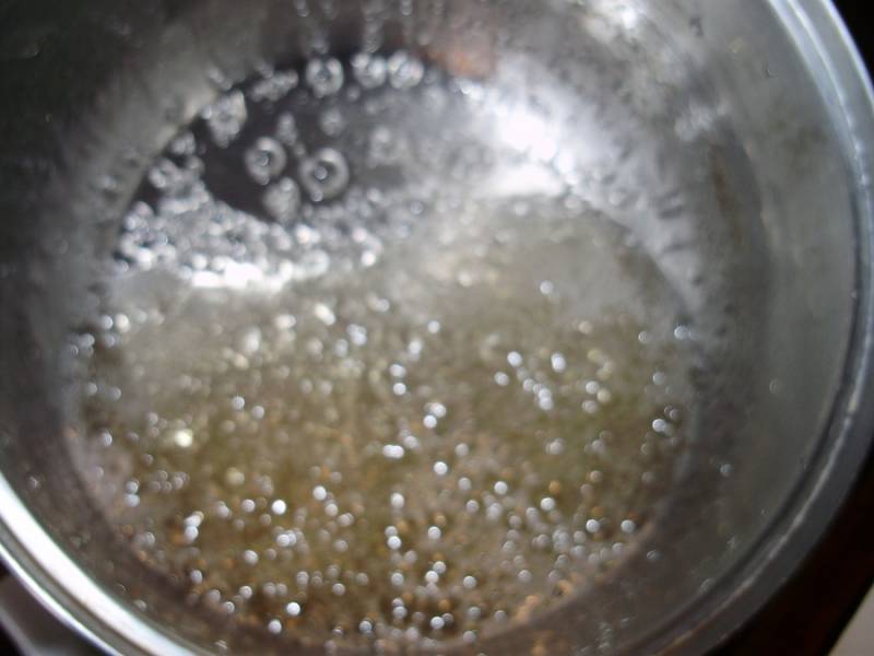 В это же время ставим вариться на средний огонь сахар с горячей водой — варим до образования пузырьков, непрерывно перемешивая. В конце варки добавляем лимонную кислоту.