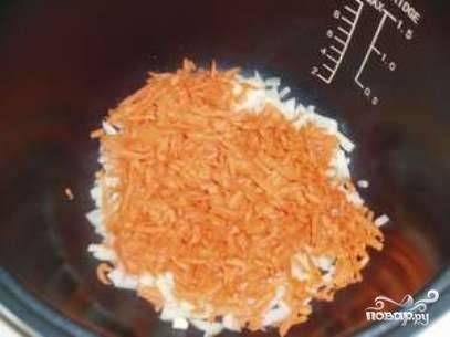 Добавьте морковь в мультиварку и жарьте, помешивая, в течение 10 минут.