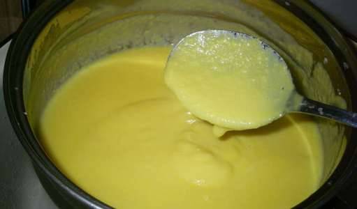 3. Отделяем желтки от белков и в желтки добавить сахар, перетереть полученную массу. 