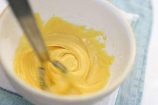 В удобной посуде миксером растираем желтки с сахаром и сахарной пудрой.