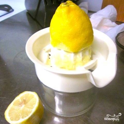 Выжимаем сок из одного лимона.