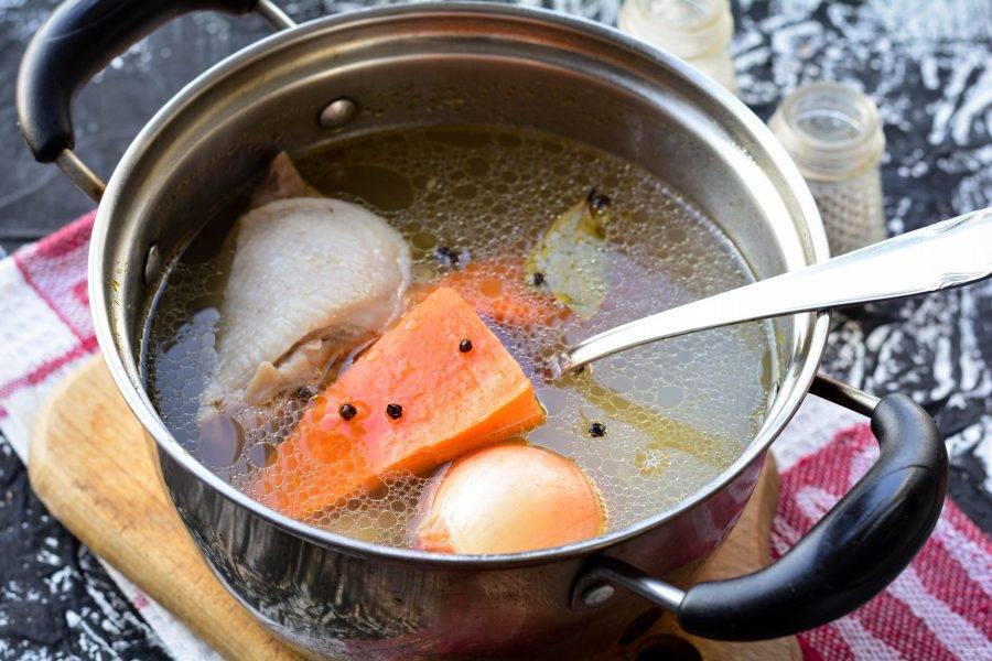 Всыпьте перец горошком и лавровый лист для аромата. Варите холодец еще 30 минут при тихом бурлении под крышкой. Как раз сварится морковка.