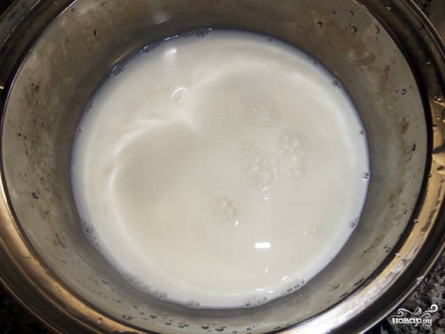 1750 мл молока доведите до кипения в сотейнике.