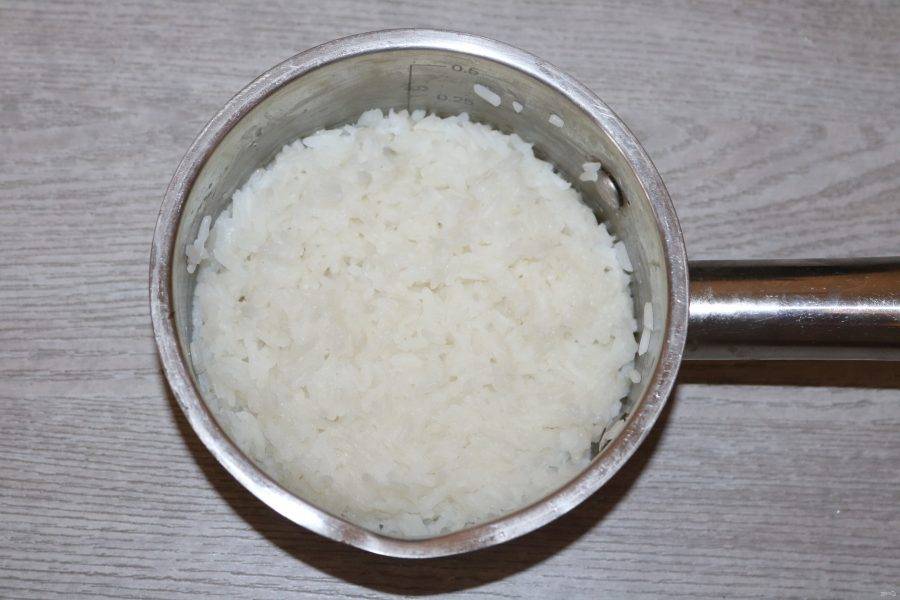 Рис хорошо промойте, отварите в слегка подсоленой воде до готовности. Остудите.
