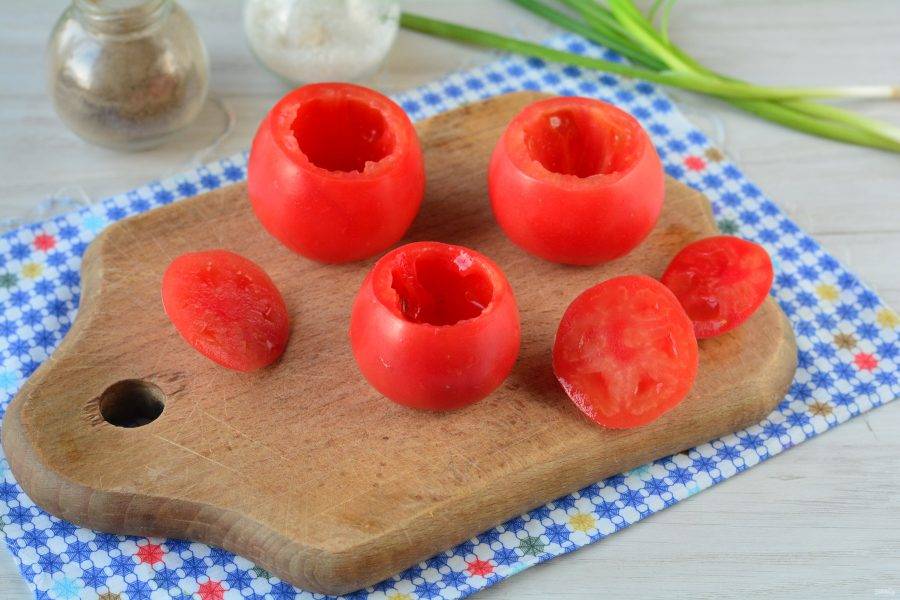 Срежьте верхушку с помидор, маленькой ложечкой достаньте мякоть.