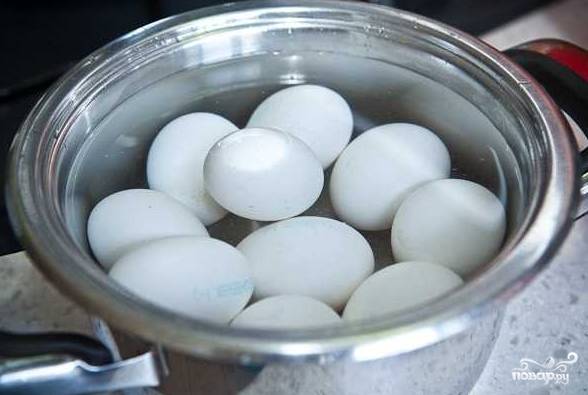 1. Первым делом нужно поставить варить вкрутую яйца. После остудите их и очистите. 