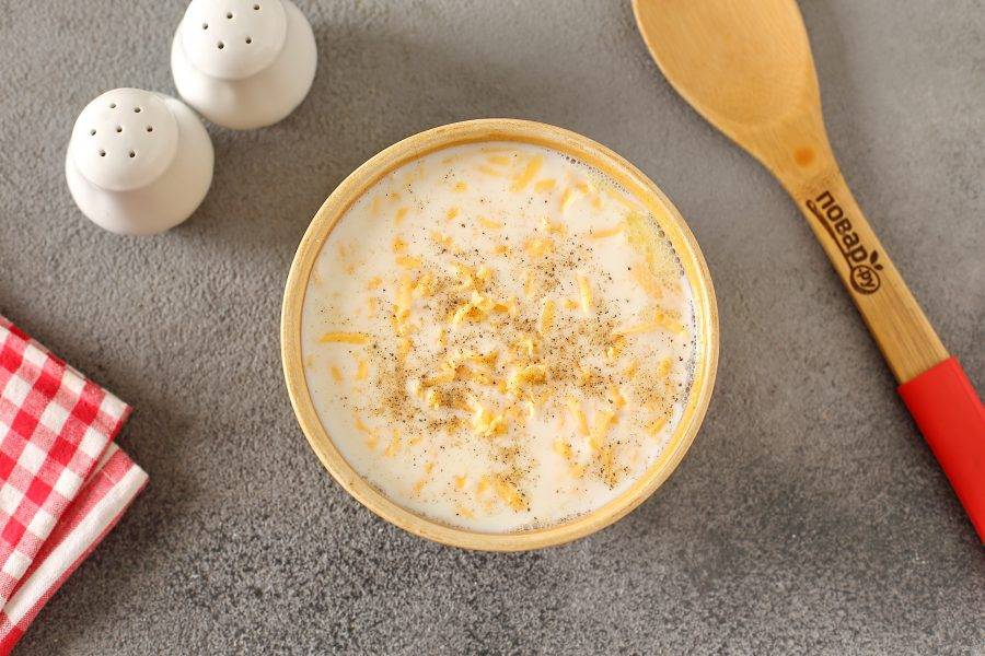 Для заливки взбейте яйца со сливками, добавьте тертый сыр, соль и молотый перец по вкусу.