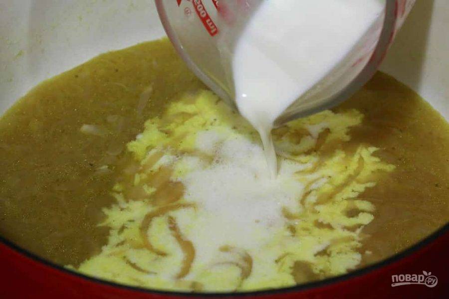 6.	Добавьте в кастрюлю сливки, измельченный тимьян и готовьте еще несколько минут. Суп готов!