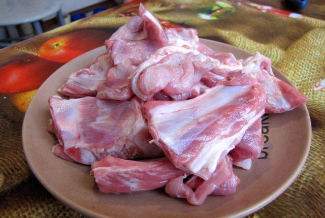 Мясо нарезаем на порционные куски и промываем под холодной водой, даем баранине обсохнуть.