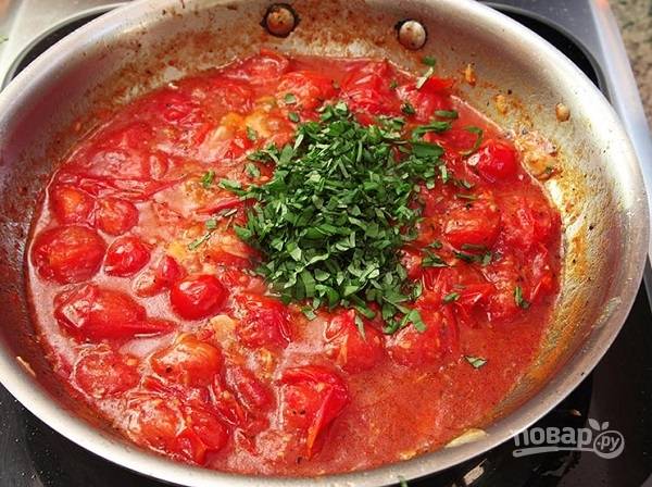 3. Измельчите базилик, добавьте его на сковороду. Подсолите соус по вкусу. 