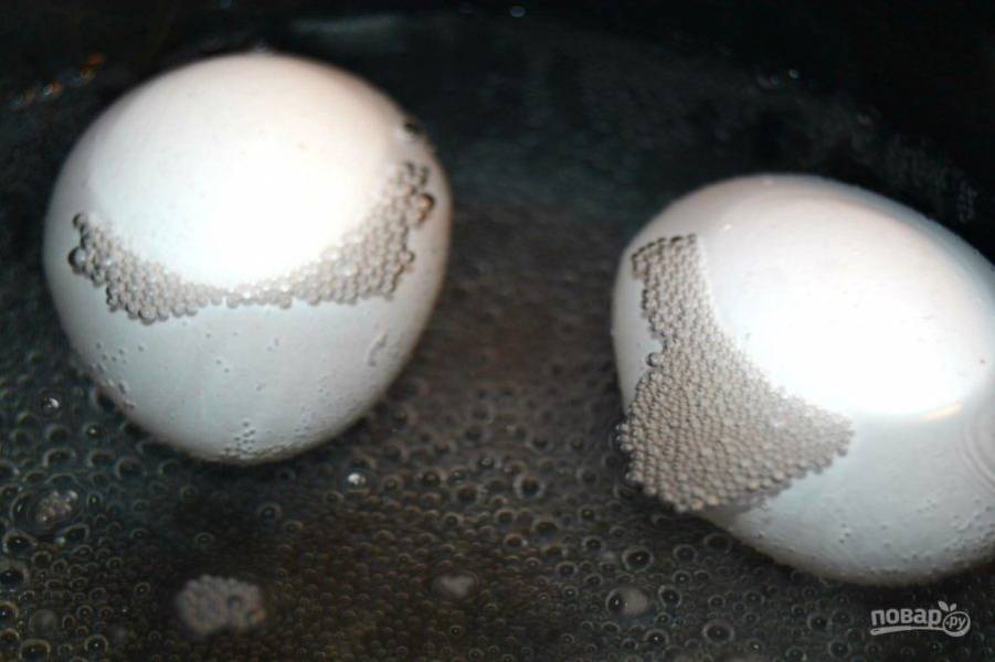 1.	Отварите 2 яйца в течение 12 минут.