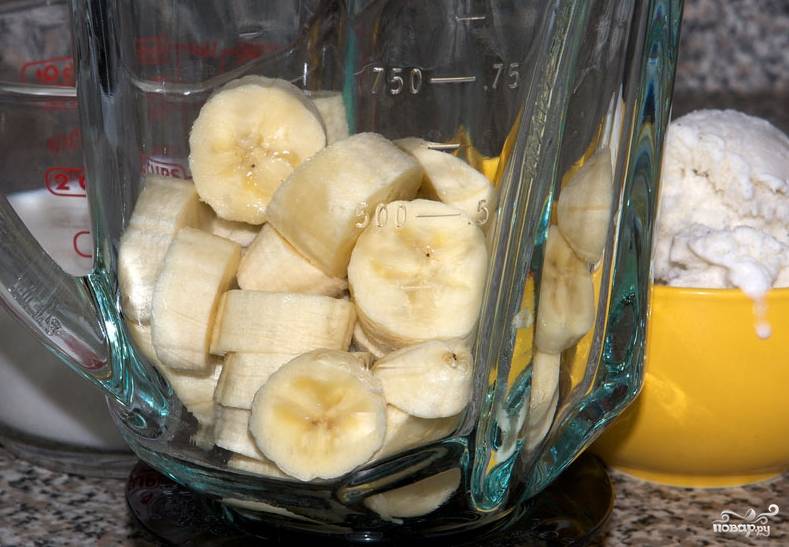 Бананы почистите и порежьте на небольшие кусочки, выложите их в блендер. 