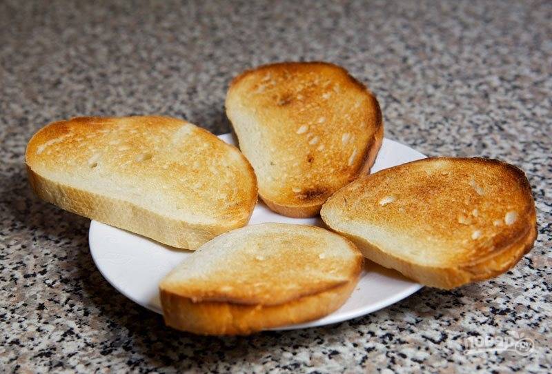 Обжарьте ломтики хлеба в тостере или в духовке.