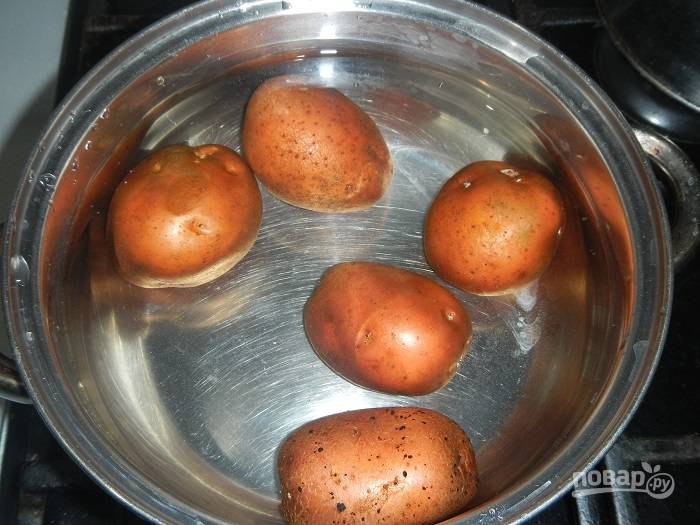 Картошку хорошенько помойте и отварите в мундирах (для среднего размера — около 20 минут). 