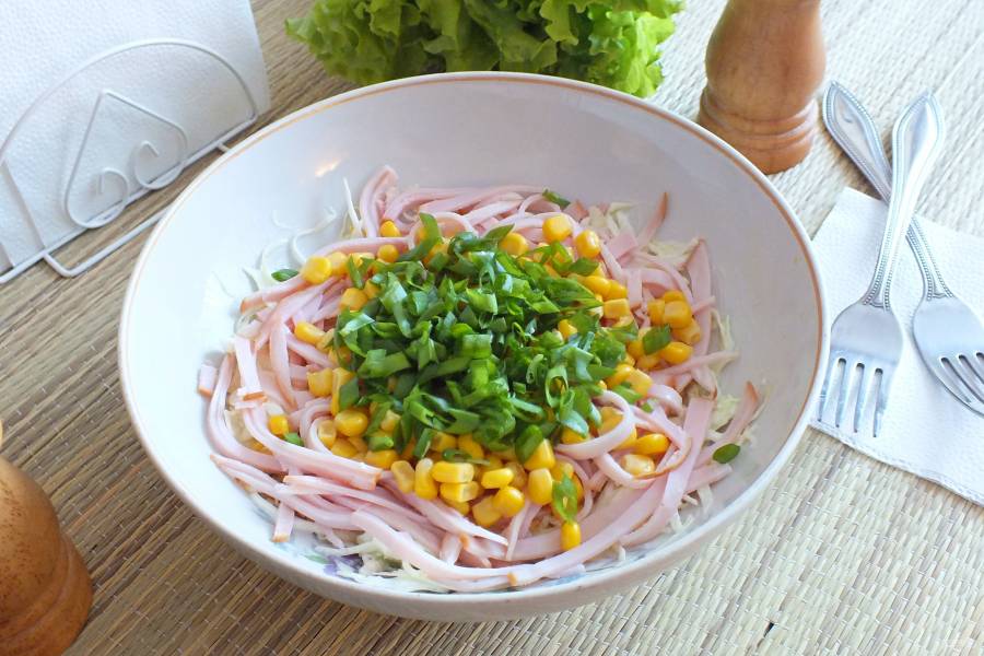 Салат из капусты с ветчиной и кукурузой