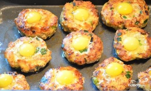 Котлеты, фаршированные перепелиными яйцами в духовке – пошаговый рецепт приготовления с фото
