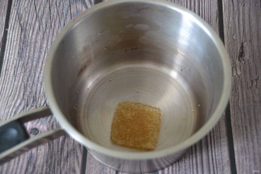 Выложите набухший желатин в сотейник, можно добавить пару столовых ложек воды, поставьте на огонь.
