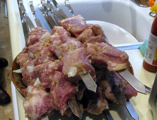 Нанизывайте мясо на шампуры.