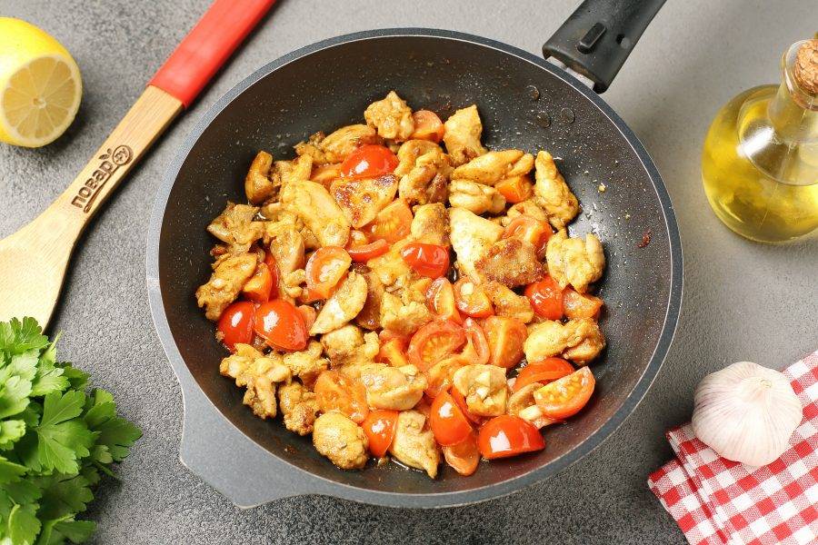 Обжарьте курицу с овощами пару минут.