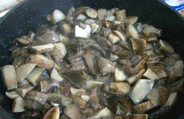 3. Отправляем грибы жариться, солим и перчим по вкусу. Обязательно накрываем крышкой и время от времени помешиваем.