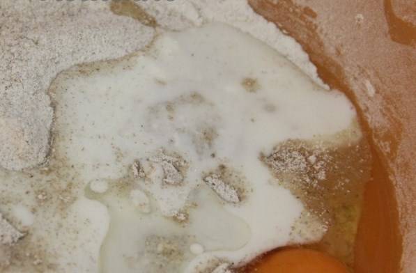 В кефир добавить соду и хорошо перемешать. Добавить в мучную смесь кефир, яйцо и растительное масло.