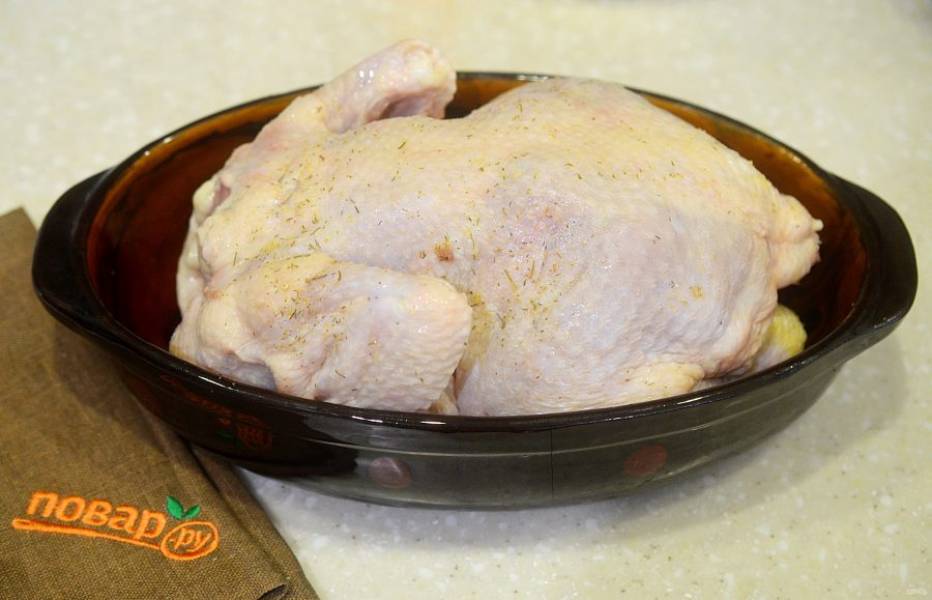 4. Выложите курицу в жаропрочную форму. Запекайте в разогретой до 90 градусов духовке 4 часа. Затем достаньте и охладите.