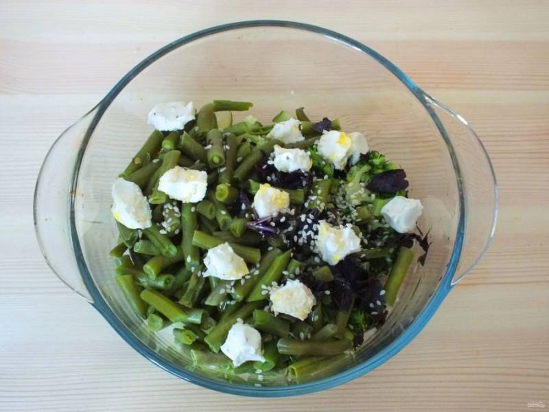 Добавьте к овощам фасоль, измельченный базилик, сыр кусочками, кунжут. Заправьте льняным маслом и перемешайте. Салат готов.