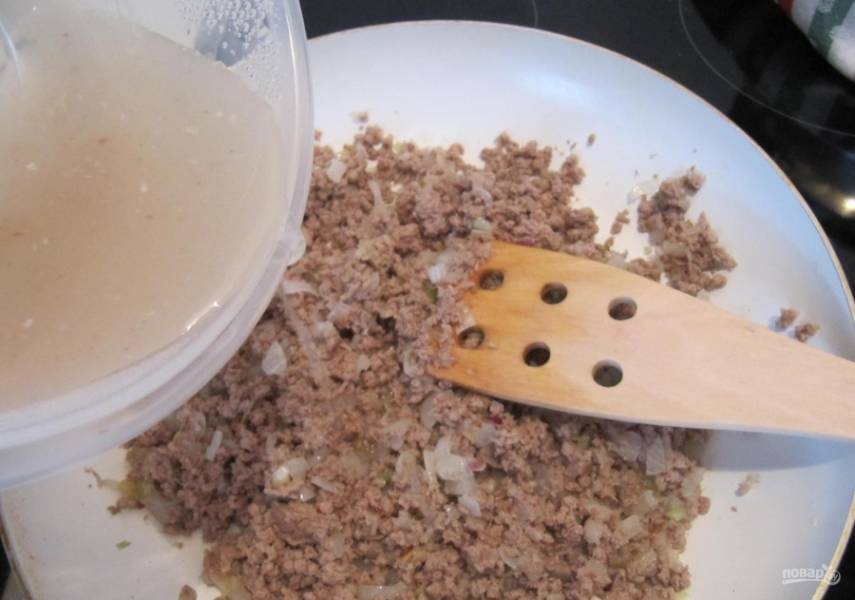6.	Вливаю в сковороду небольшое количество бульона, так начинка будет более сочной, по вкусу солю.