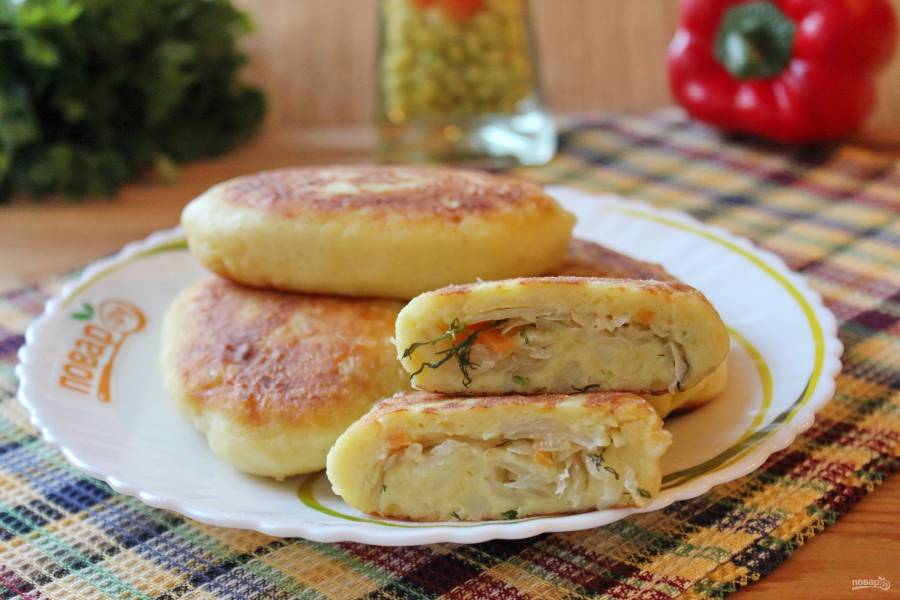 Жареные пирожки с квашеной капустой - пошаговый рецепт с фото
